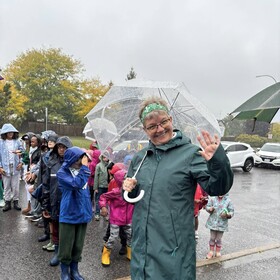 membre du personnel avec son parapluie pour le 25 septembre