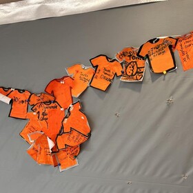 bricolage du chandail orange