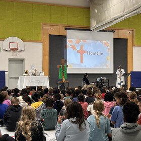 élèves assis à la messe